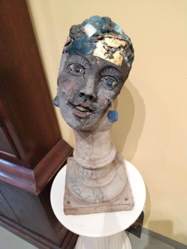 Beeld van beton op pilaar vanuit oud chateau.